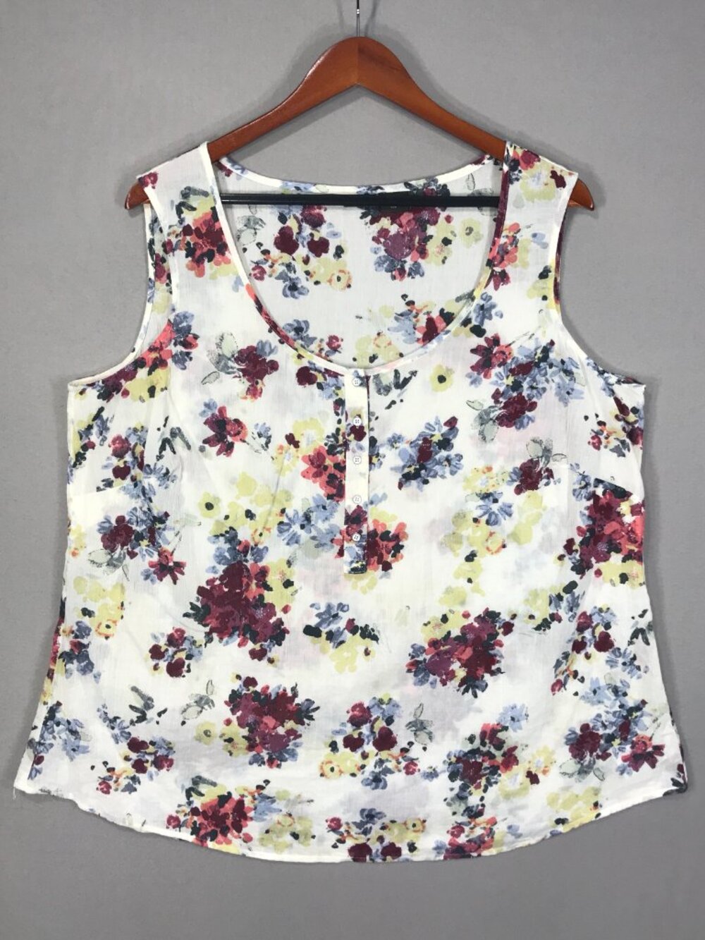 Eddie Bauer Tank Top Women's 2XW White Floral Blouse Buttons Split V-Neck Round